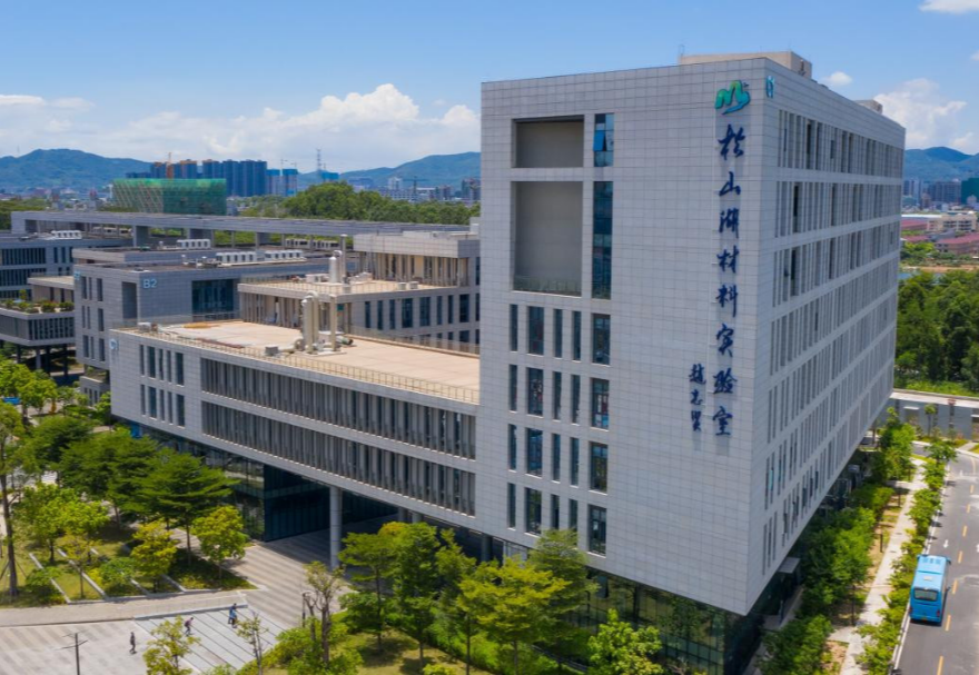 大灣區(qū)先進制造業(yè)發(fā)展勢頭強勁，這為先進材料應用奠定了豐厚的基礎。目前大灣區(qū)的先進材料產(chǎn)業(yè)在全球價值鏈地位穩(wěn)步提升，已初步形成惠州新材料產(chǎn)業(yè)園、東莞立沙島精細化工園、中國綠色新材料（珠海）產(chǎn)業(yè)園等先進材料產(chǎn)業(yè)基地，并集聚了以中國散裂中子源、松山湖材料實驗室為首的戰(zhàn)略性科研平臺。圖為位于東莞的松山湖材料實驗室。