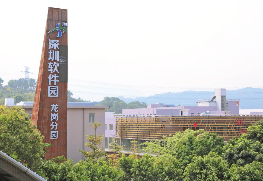 在廣州、深圳這兩個(gè)“中國(guó)軟件名城”引領(lǐng)帶動(dòng)下，大灣區(qū)軟件與信息服務(wù)產(chǎn)業(yè)規(guī)模迅速壯大，培育了一批具有國(guó)際競(jìng)爭(zhēng)力的大型軟件企業(yè)和軟件名牌產(chǎn)品。目前，深圳在各區(qū)規(guī)劃建設(shè)了深圳軟件園、深圳灣科技生態(tài)園、深圳大運(yùn)軟件小鎮(zhèn)等一批軟件園區(qū)，引進(jìn)培育了華為、騰訊、平安科技等一批具有核心競(jìng)爭(zhēng)力的生態(tài)主導(dǎo)型企業(yè)。圖為深圳軟件園龍崗分園。片