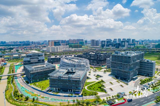 季華實驗室是廣東首批啟動建設(shè)的省實驗室之一，部署了機器人及其關(guān)鍵技術(shù)等八個研究方向，圖為實驗室俯瞰圖。符詩賀 攝
