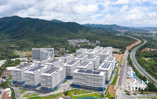 珠海正大力推進(jìn)5.0產(chǎn)業(yè)新空間建設(shè)。圖為大灣區(qū)智造產(chǎn)業(yè)園D區(qū)。南方+記者 關(guān)銘榮 攝 
