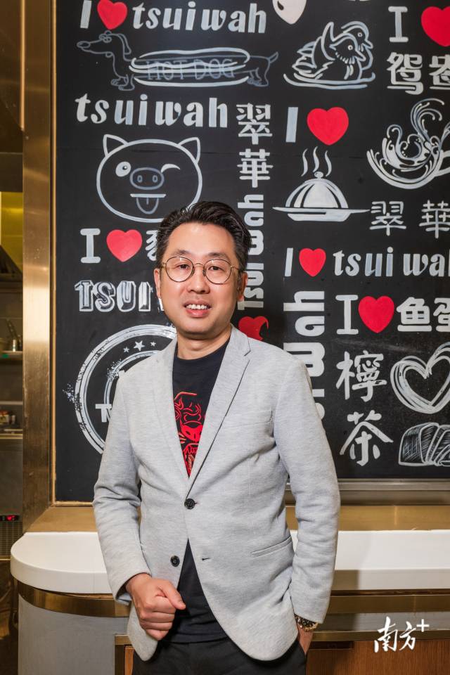 　　30多年前，不到20歲、就職于香港大家樂集團的唐一瀚主動請纓，幫助公司實現(xiàn)了內地100多家門店的目標；如今他加入了翠華集團擔任中國區(qū)行政總裁，負責開拓內地市場。