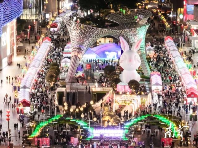 位于深圳福田區(qū)的“One Avenue·卓悅中心”商圈是港澳消費(fèi)者“北上”常去的目的地之一，每到周末人潮涌動(dòng)。