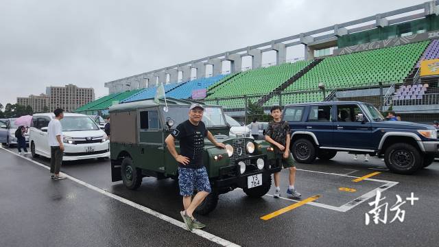 香港越野車(chē)協(xié)會(huì)創(chuàng)會(huì)會(huì)長(zhǎng)江啟航（左）帶著兒子，開(kāi)上心愛(ài)的越野車(chē)，在“港車(chē)北上”實(shí)施首日從香港前往珠海。