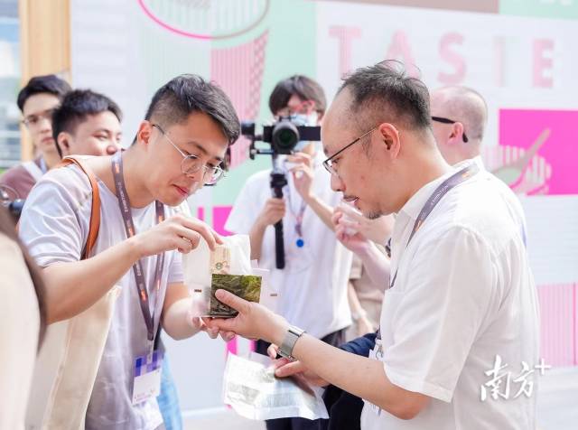 　　今年5月底，百農社國際有限公司參加了香港貿易發(fā)展局在深圳舉辦的“港·潮流”購物節(jié)，首次把“華御結”日式飯團帶到內地市場。馬國怡（右）正在邀請顧客品嘗日式飯團。