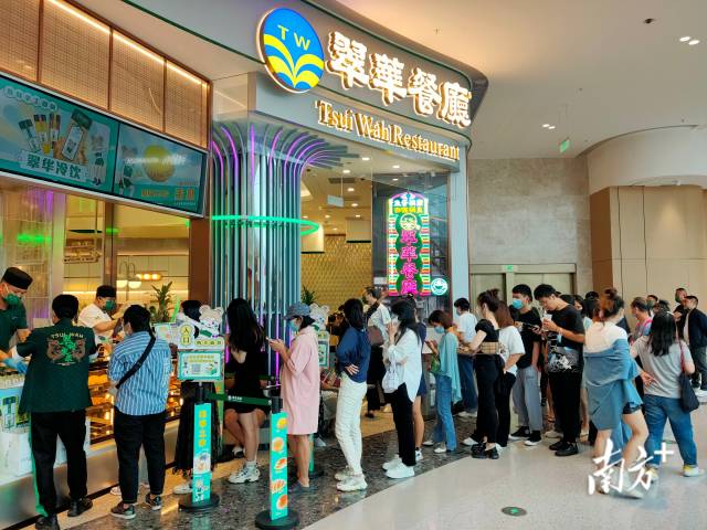 　　今年以來(lái)，翠華餐廳在廣州、深圳、珠海等大灣區(qū)內(nèi)地城市的分店生意復(fù)蘇明顯。每到飯點(diǎn)，餐廳門(mén)口都不少人排隊(duì)等候。