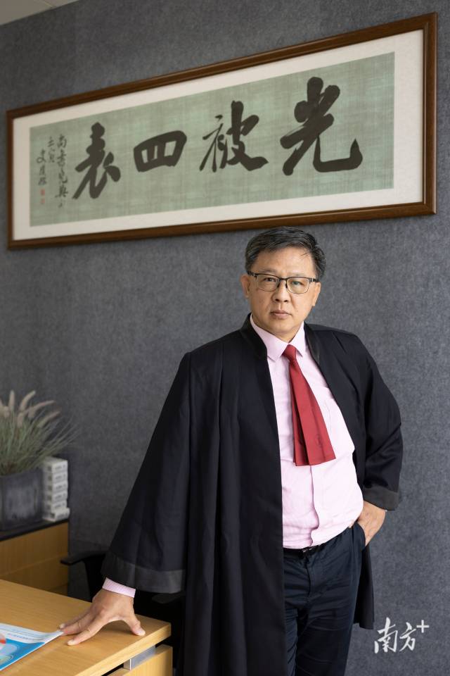 何君堯。