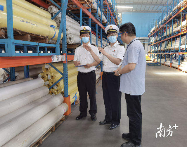 佛山海關(guān)關(guān)員到企業(yè)現(xiàn)場調(diào)研、宣貫RCEP政策。
