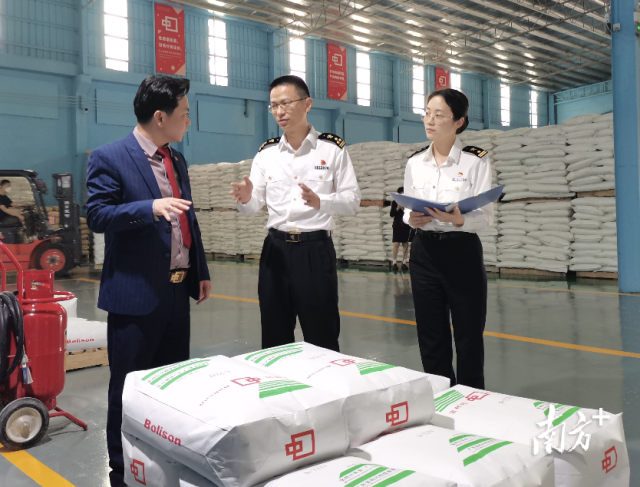 佛山海關(guān)關(guān)員到企業(yè)宣貫AEO政策。