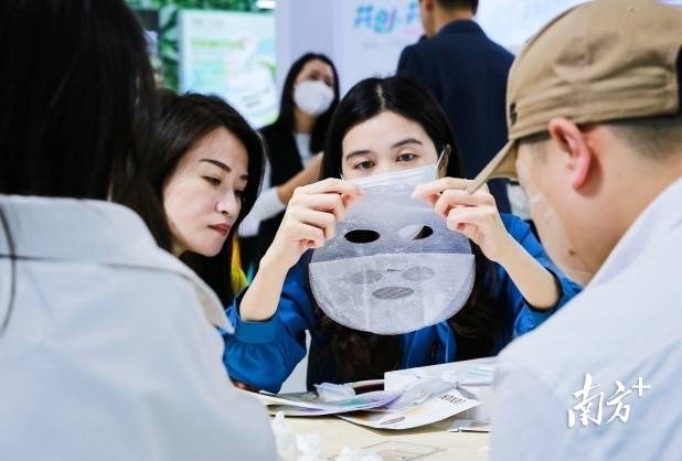 在2023年，摘下口罩后，“彩妝消費(fèi)”率先回潮。