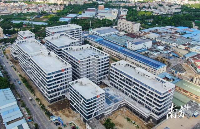 　　中山正在大力推進“工改”，力求闖出產業(yè)空間革命新路。圖為建成封頂?shù)男戽?zhèn)九洲基廣成路“工改”項目。 葉志文攝
