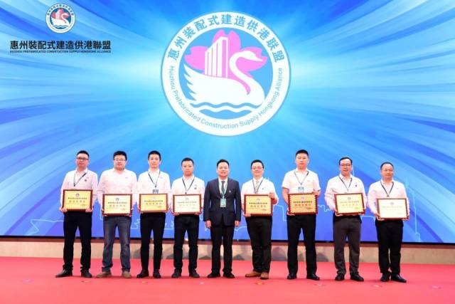嚴戈科現(xiàn)場為聯(lián)盟會長單位以及聯(lián)盟副會長單位企業(yè)授牌。