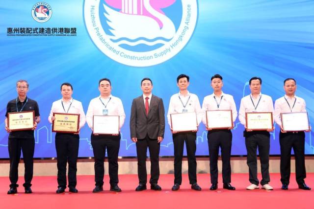 謝偉藝為聯(lián)盟會員企業(yè)授牌。