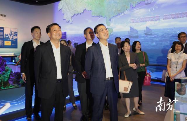 香港特別行政區(qū)政府文化體育及旅游局一行在參觀中國(guó)僑都華僑華人博物館。 彭偉宗 攝