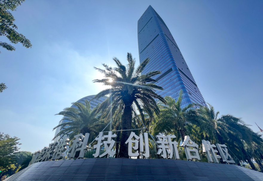 河套合作區(qū)還在不斷“拔節(jié)生長(zhǎng)”。在新發(fā)展階段，深港兩地將積極構(gòu)建有利于科技創(chuàng)新的政策規(guī)則體系，打造粵港澳大灣區(qū)國(guó)際科技創(chuàng)新中心重要極點(diǎn)，努力成為粵港澳大灣區(qū)高質(zhì)量發(fā)展的重要引擎。圖為河套合作區(qū)。    　　      圖源：南方日?qǐng)?bào)、深圳市福田區(qū)河套深港科技創(chuàng)新合作區(qū)建設(shè)發(fā)展事務(wù)署、新華社