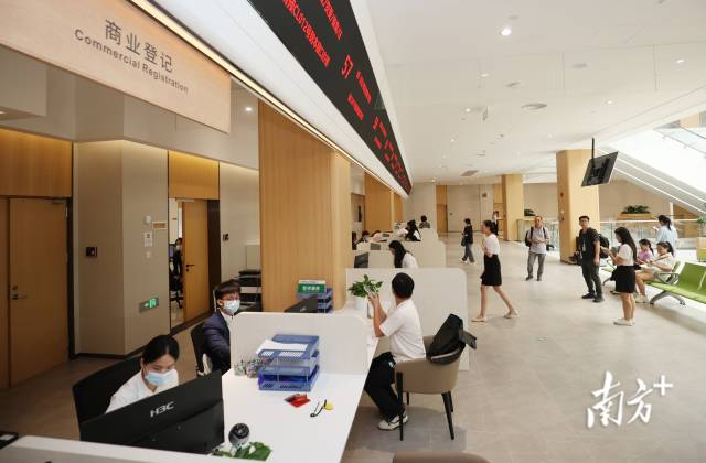 通過“跨境通辦、一地兩注”機制，投資者可以便捷辦理跨境商事登記。 