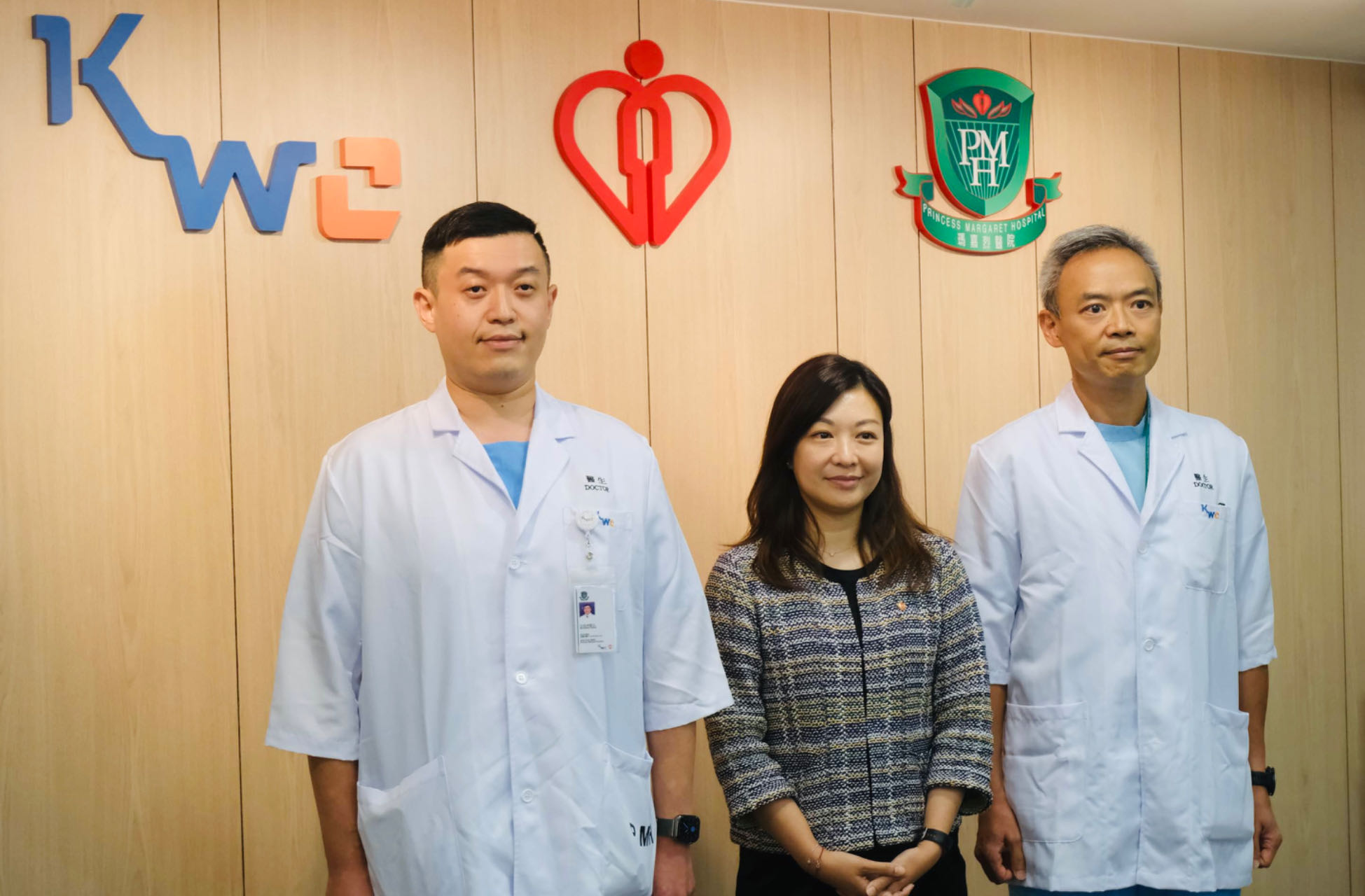 　　從左至右：中山大學(xué)附屬第一醫(yī)院呼吸與危重癥醫(yī)學(xué)科副主任醫(yī)師匡煜坤、香港醫(yī)管局總行政經(jīng)理（醫(yī)療職系）關(guān)慧敏、瑪嘉烈醫(yī)院內(nèi)科及老人科副部門主管楊耀昌