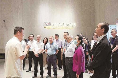 粵澳共同挖掘文旅資源，開發(fā)“一程多站”的旅游產(chǎn)品，打造世界級(jí)旅游目的地，成為當(dāng)下共識(shí)。圖為考察團(tuán)在中國(guó)端硯博物館考察。