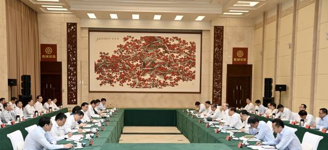 　　10月15日至17日，江蘇省黨政代表團來粵考察交流。17日下午，兩省在廣州召開合作交流座談會，共商粵蘇深化合作事宜，攜手走好高質量發(fā)展之路。南方日報記者 王輝 攝