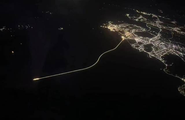 網(wǎng)友從空中拍攝的港珠澳大橋西人工島及延伸出的橋體。