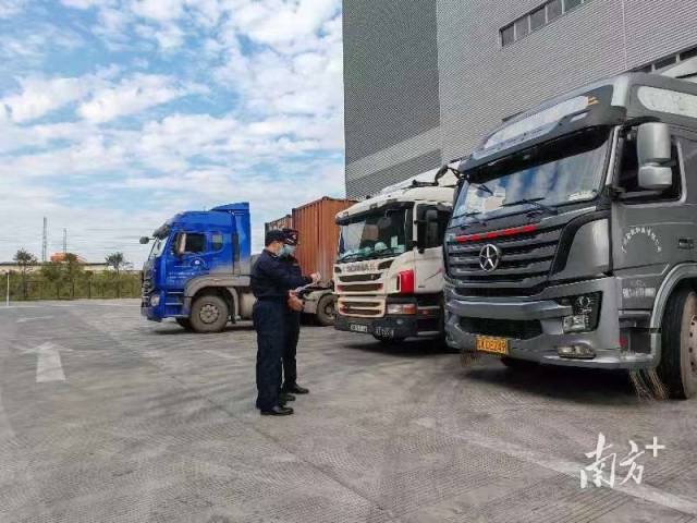佛山海關(guān)駐南海辦事處關(guān)員驗(yàn)放跨境電商出口車輛。海關(guān)供圖