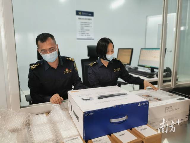 佛山海關(guān)駐南海辦事處關(guān)員對(duì)跨境電商進(jìn)口貨物實(shí)施查驗(yàn)。海關(guān)供圖