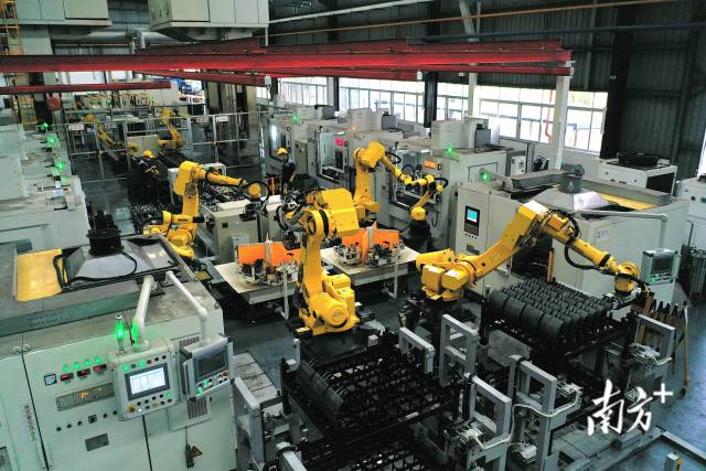 江門工業(yè)基礎扎實。圖為江門企業(yè)自動化生產(chǎn)車間。 南方+ 楊興樂 拍攝