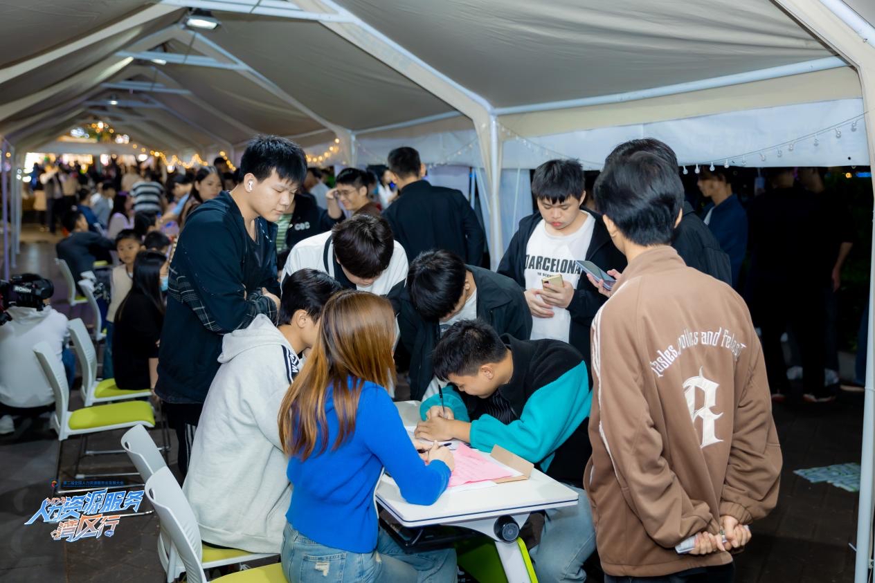 “肇就業(yè)·夜招聘”專場招聘打造肇慶勞動者就業(yè)港灣。