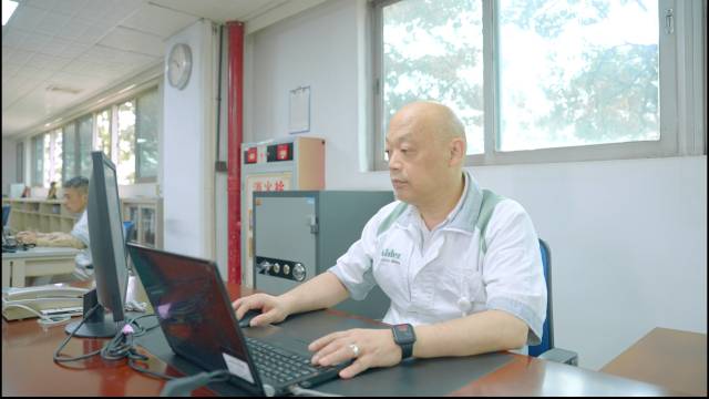 尼得科儀器（廣東）有限公司總經(jīng)理赤羽誠(chéng)在莞工作。受訪者供圖