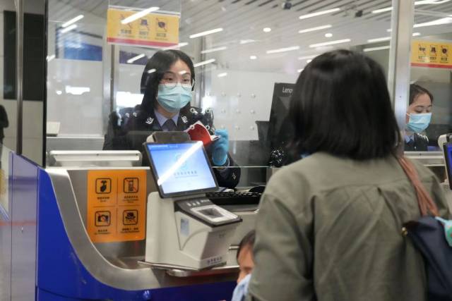 民警核查證件。