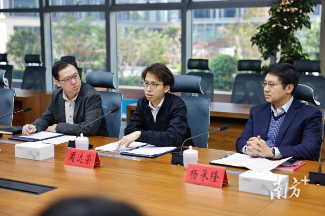 香港公務(wù)員周達(dá)榮（中）派駐到深圳福田區(qū)政府開展三個月的交流協(xié)作。