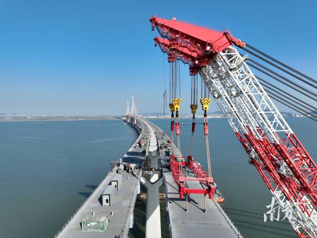 黃茅海跨海通道中引橋合龍現(xiàn)場。