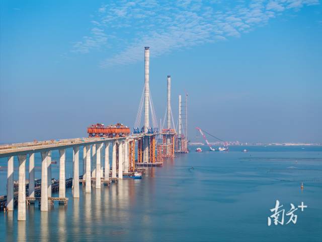 黃茅海跨海通道西引橋節(jié)段梁架設現場。