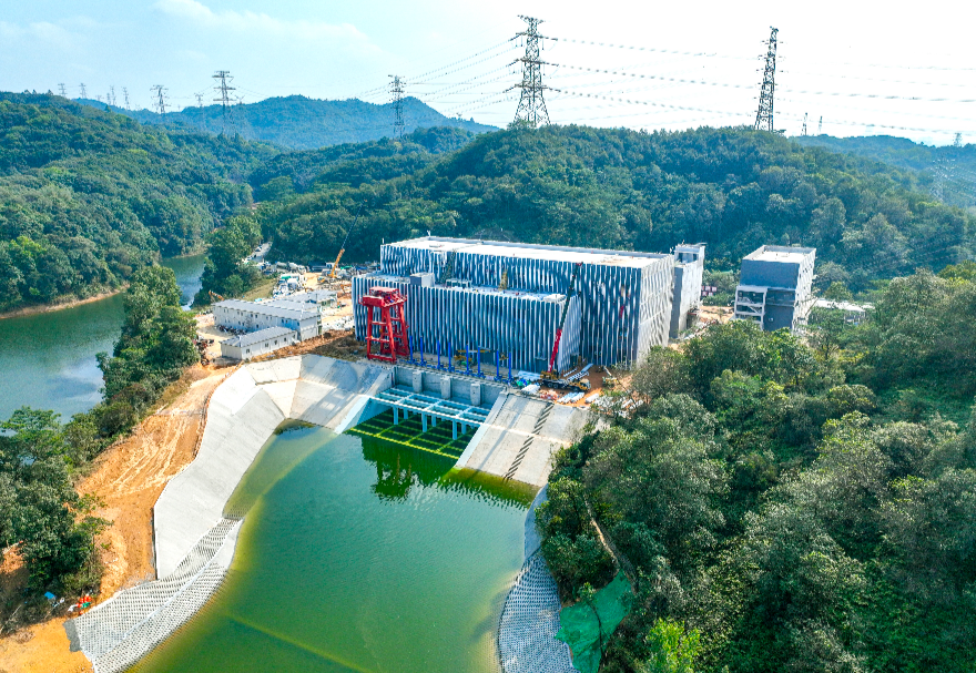 工程橫跨粵港澳大灣區(qū)核心城市群，共穿越4處高鐵、8處地鐵、12處高速公路、16處江河湖海，采用地下深埋盾構(gòu)的方式建設(shè)，減少占用近2萬畝的土地。圖為工程羅田泵站航拍圖。
