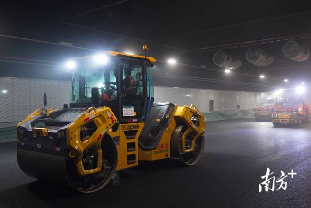 深中通道正進行隧道瀝青路面施工。
