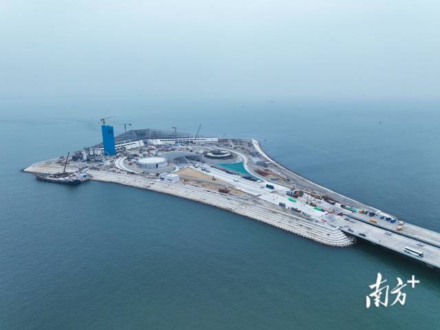 深中通道西人工島施工現(xiàn)場。