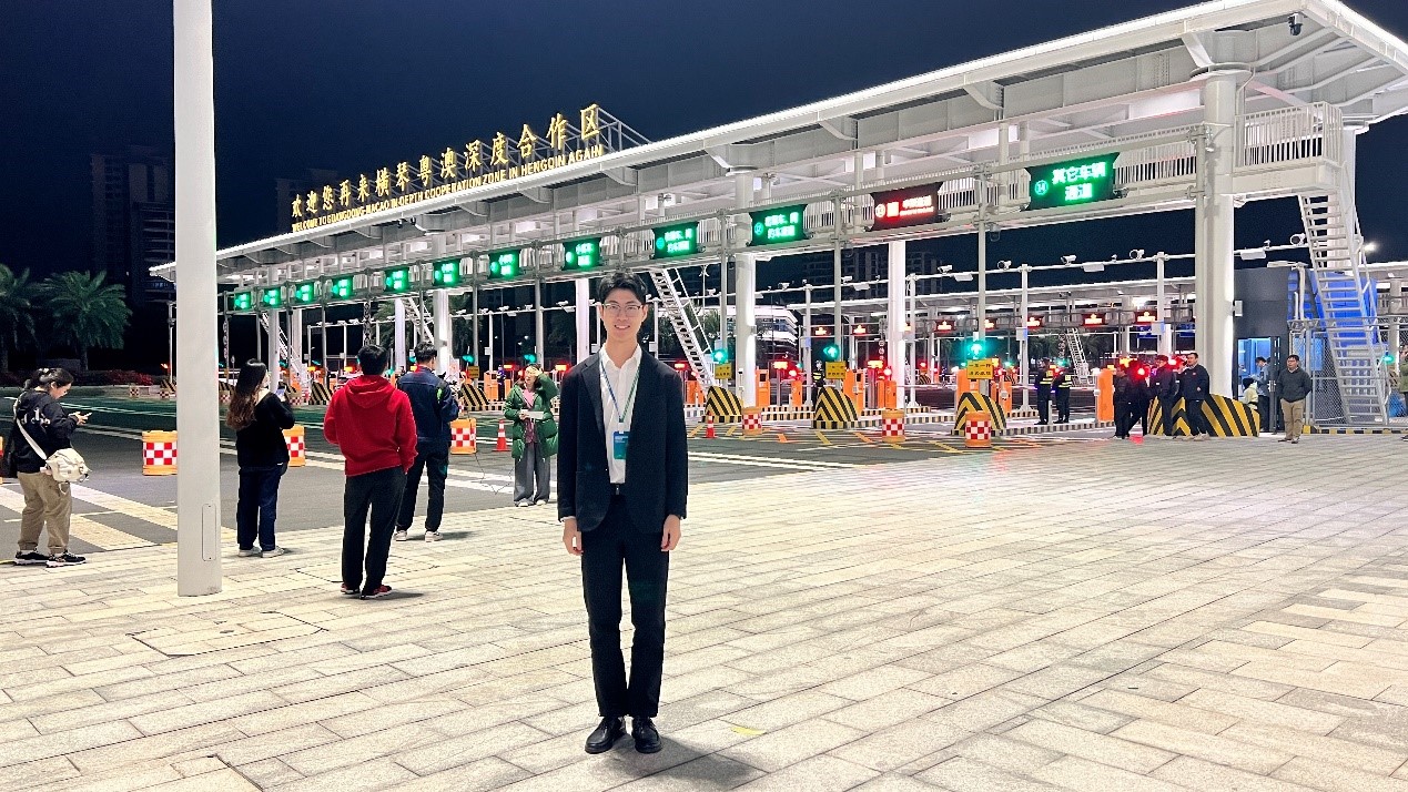 3月1日凌晨，澳門青年蕭文杰在橫琴粵澳深度合作區(qū)封關(guān)運行現(xiàn)場拍照留念。受訪者供圖