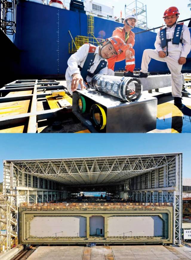 上圖：2022年7月22日，在“一航津安1”號沉管運輸安裝一體船掛載的E19沉管上，測繪團隊負責人（左一）為潛水員講解拆解水下雙目攝影定位設備的注意事項。下圖：2023年1月30日，中交四航局珠海牛頭島沉管智慧工廠，深中通道海底隧道最后一個管節(jié)（非標準管節(jié)、含最終接頭）。本版圖/新華社