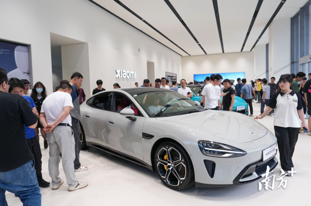 小米汽車首個(gè)車型——小米SU7的銷售現(xiàn)場(chǎng)