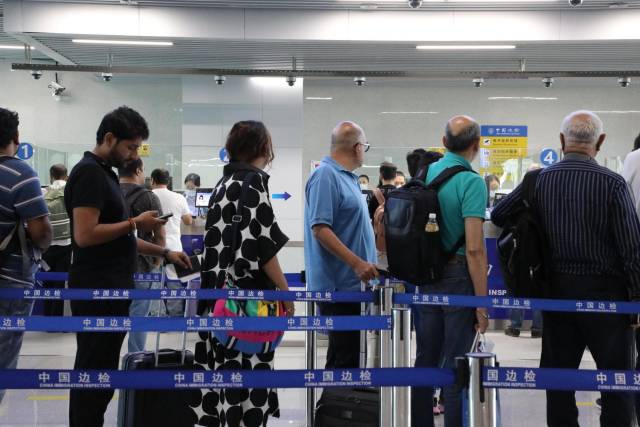 廣交會(huì)客商正在琶洲港澳客運(yùn)口岸排隊(duì)等候入境邊防檢查。李艷 攝