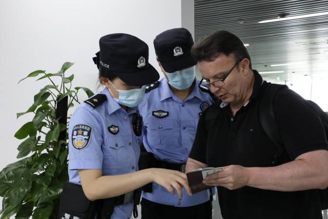 洲頭嘴出入境邊防檢查站民警正在接受廣交會(huì)客商咨詢。李艷 攝