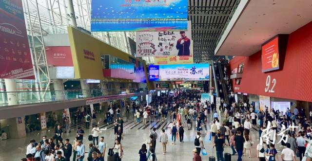 第135屆廣交會(huì)場館人來人往。李靄瑩 攝
