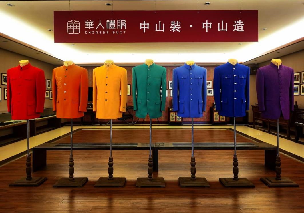 華人禮服的創(chuàng)新中山裝。受訪者供圖。
