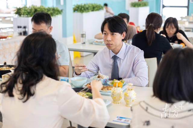 梁偉衡與同事共進(jìn)午餐。