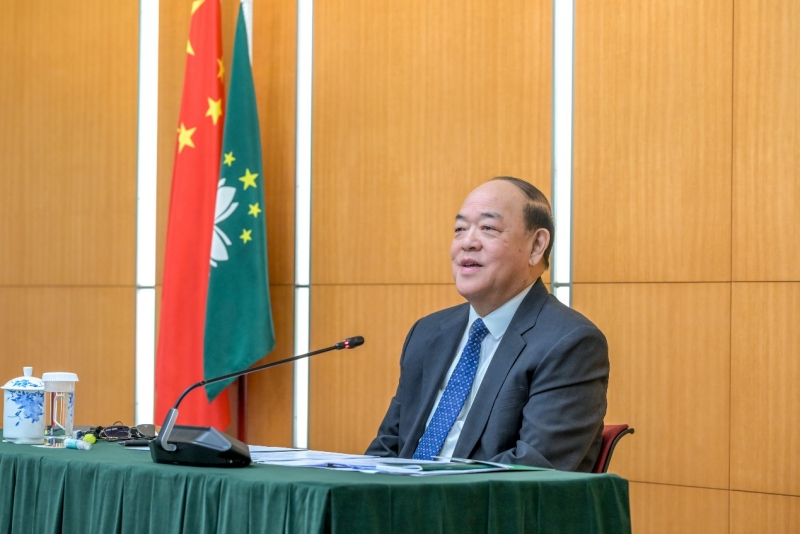 澳門特區(qū)行政長官賀一誠19日會見傳媒。（澳門特區(qū)政府新聞局供圖）