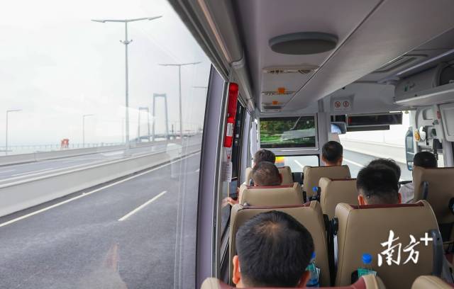 深中跨市公交經(jīng)過(guò)深中通道。 南方+ 葉志文 拍攝