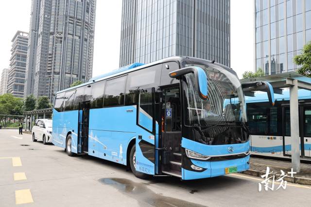 深中跨市公交車到達(dá)深圳前海灣地鐵站站點(diǎn)。 南方+ 葉志文 拍攝