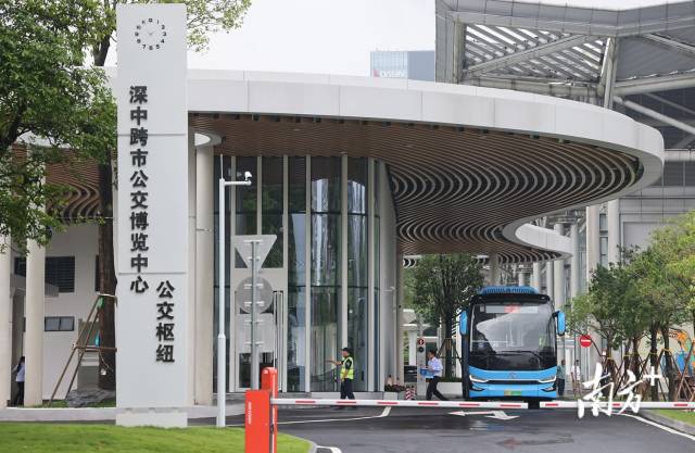 深中跨市公交博覽中心公交樞紐站。 南方+ 葉志文 拍攝