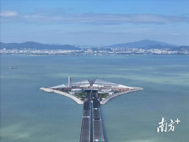 深中通道西人工島向東，是世界最長的雙向八車道海底沉管隧道。