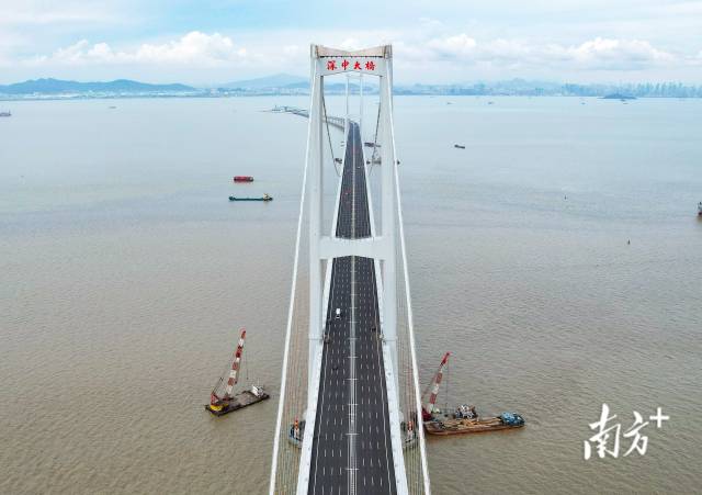 深中通道將深圳與珠海北部之間的車程由2小時(shí)縮短至40分鐘。 