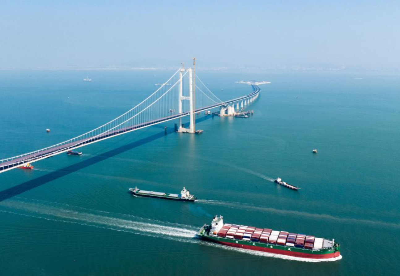 2023年11月28日，深中通道海底沉管隧道實(shí)現(xiàn)貫通，標(biāo)志著深中通道的主線全線貫通，為通車創(chuàng)造了必要條件，項(xiàng)目邁向收尾工程階段。圖為深中通道主線貫通。